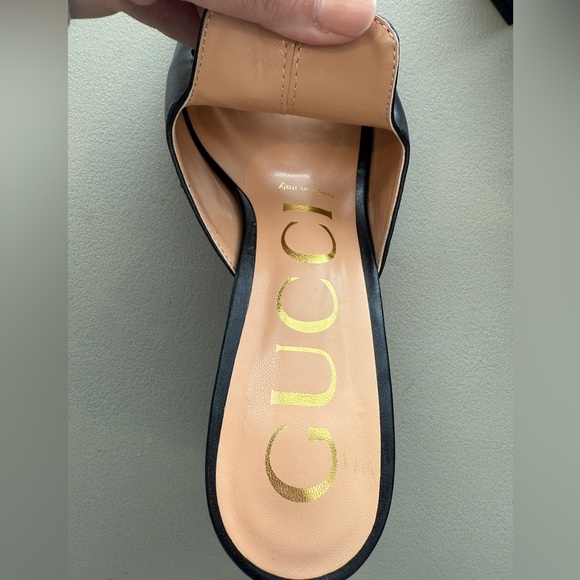 Gucci
Marmont leather sandals
39EU in new condition - Picture 3 of 5